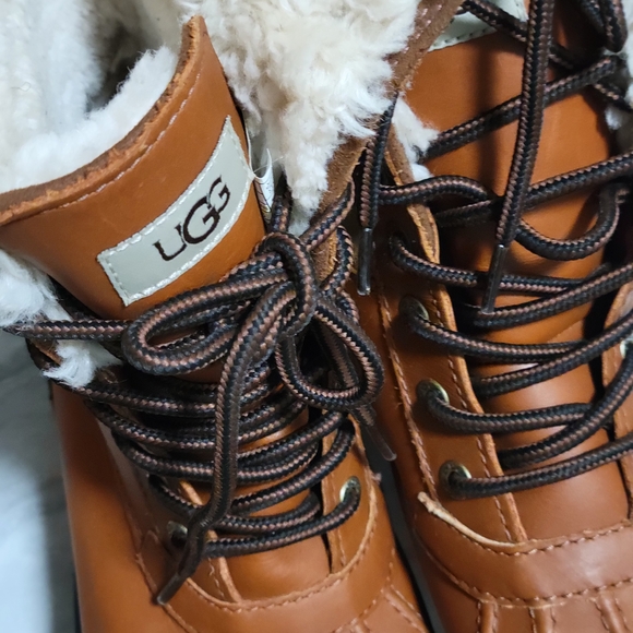 UGG-Vibram Women's Tan Leather and Black Lace-Up Winter Boots- Sheepskin SZ 7 - Picture 4 of 12